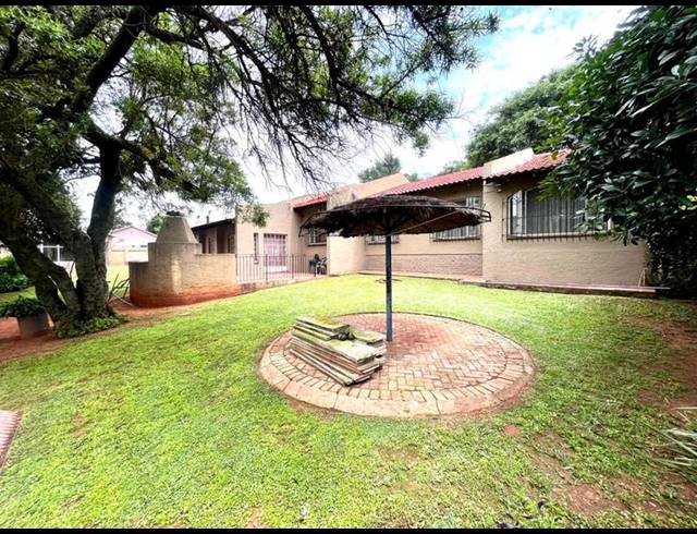 4 BEDROOM HOUSE FOR SALE IN FLORIDA HILLS